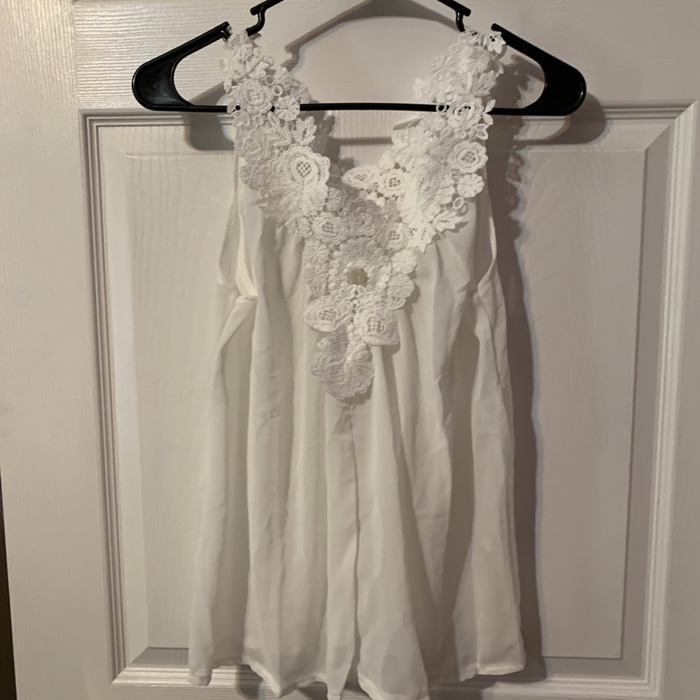 NWOT Women’s white lace tank top. Medium